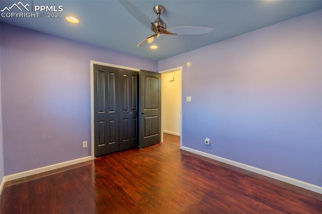 Image 17 of 21: Bedroom