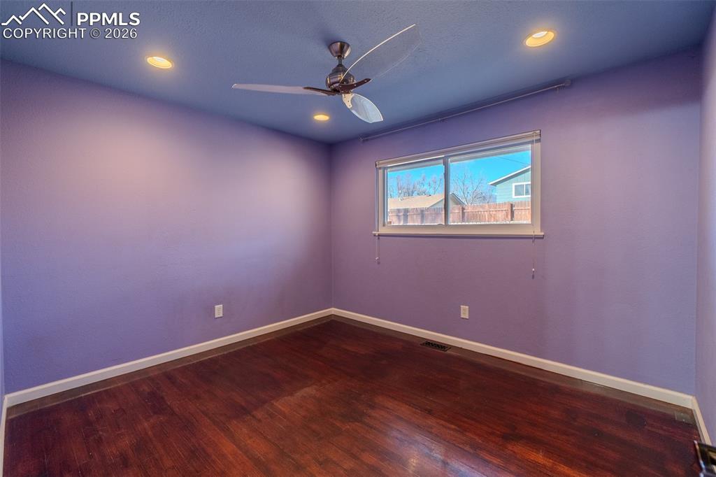 Image 18 of 21: Bedroom