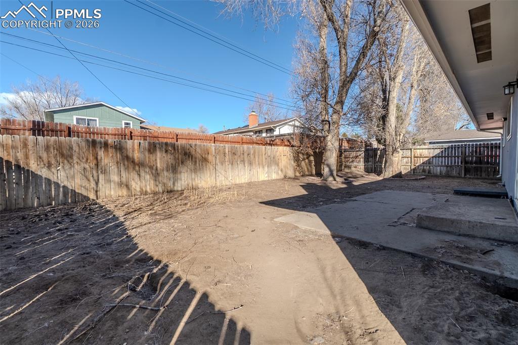 Image 19 of 21: Yard