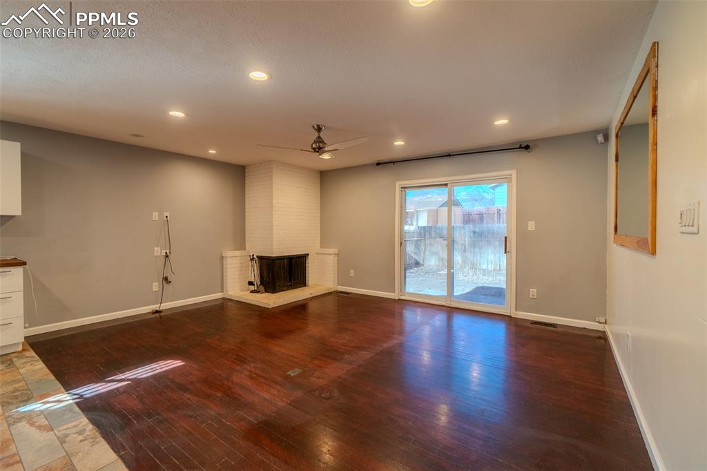 Image 4 of 21: Living Room