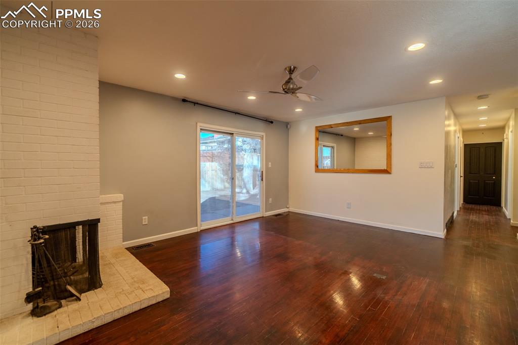 Image 5 of 21: Living Room