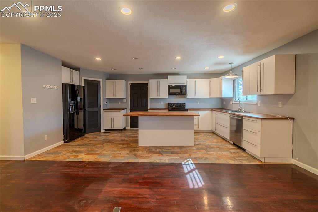 Image 7 of 21: Kitchen