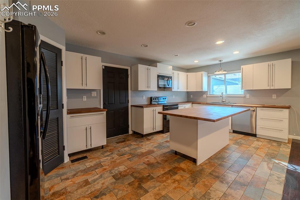 Image 8 of 21: Kitchen