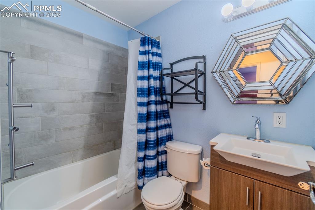 Image 9 of 21: Bathroom