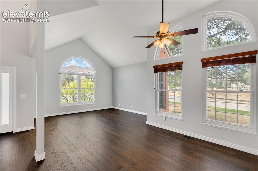Image 12 of 50: Dining Area
