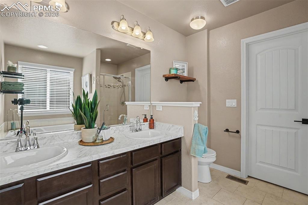 Image 13 of 36: Bathroom