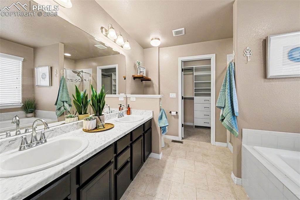 Image 14 of 36: Bathroom