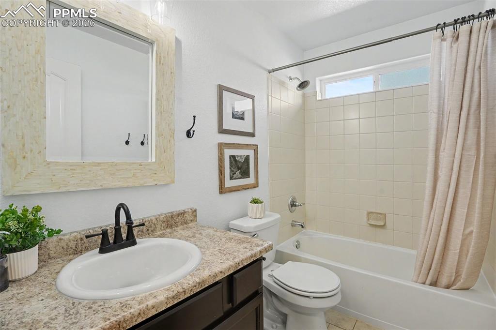 Image 18 of 36: Bathroom