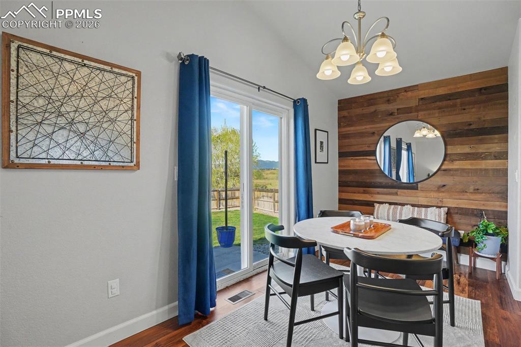 Image 8 of 36: Dining Area