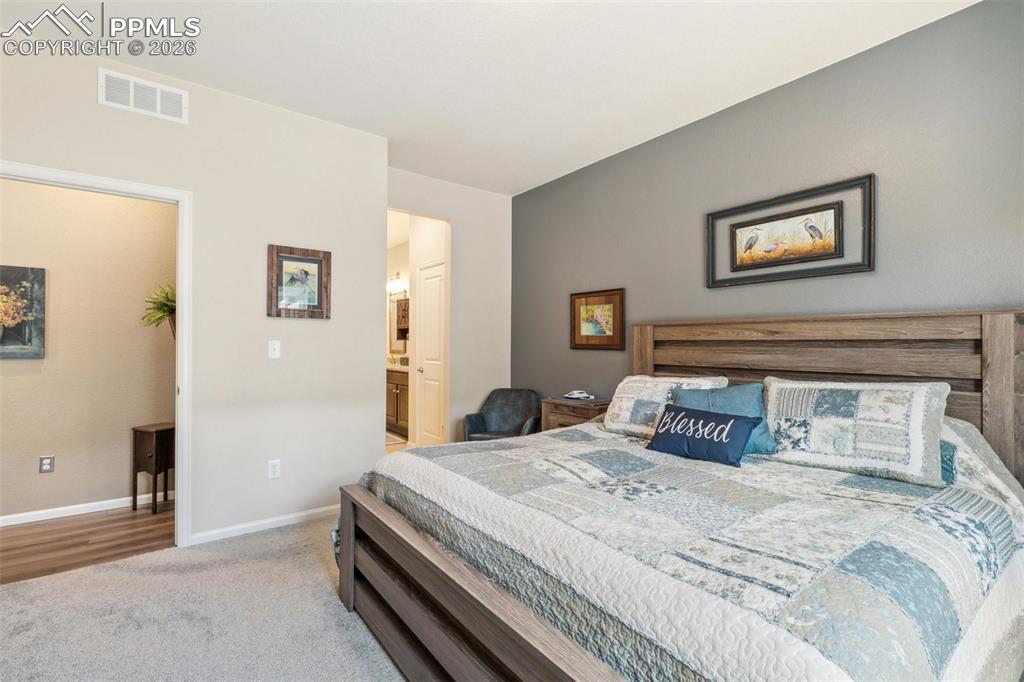 Image 14 of 24: Bedroom