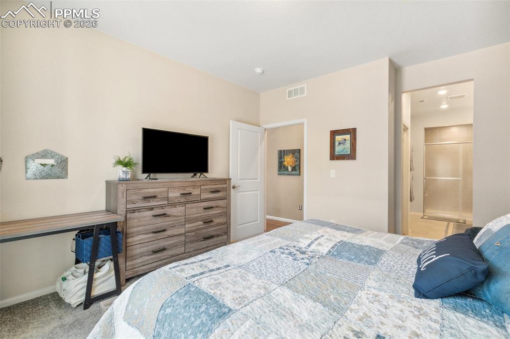 Image 15 of 24: Bedroom