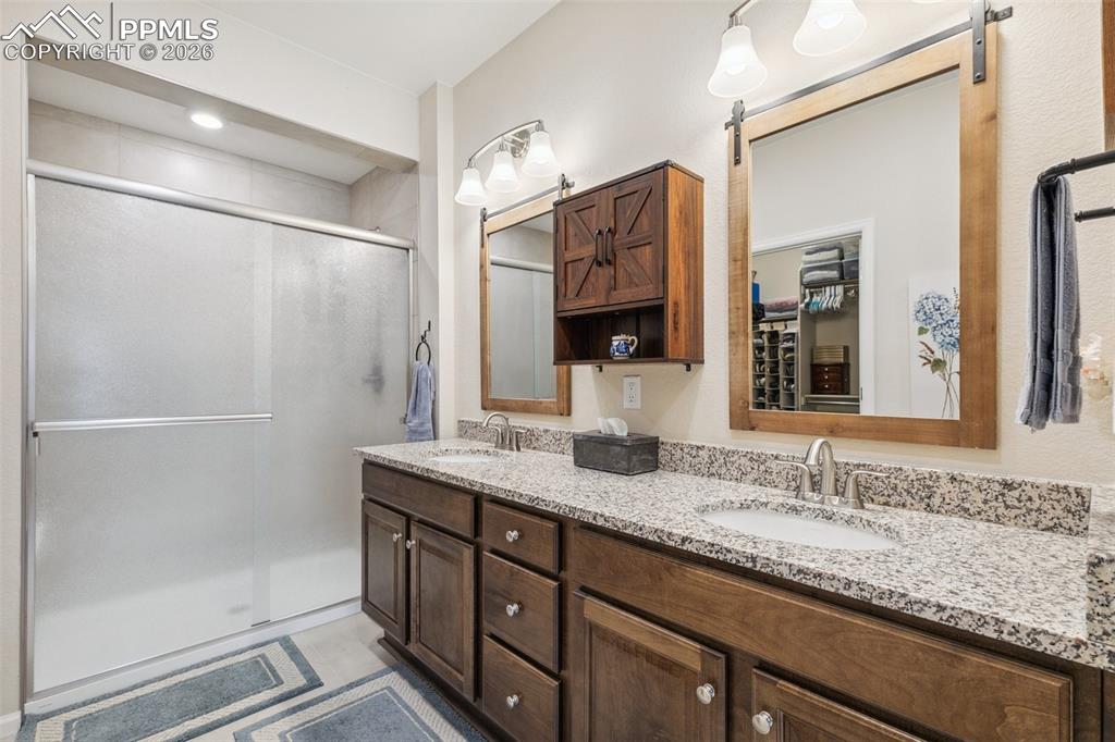 Image 16 of 24: Bathroom