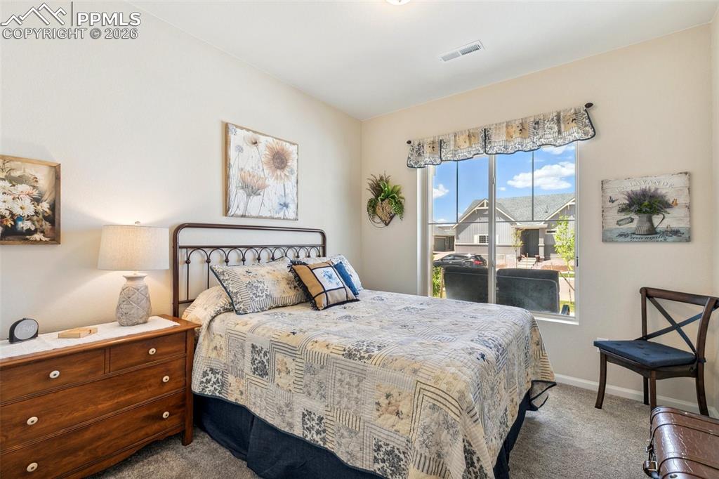 Image 19 of 24: Bedroom