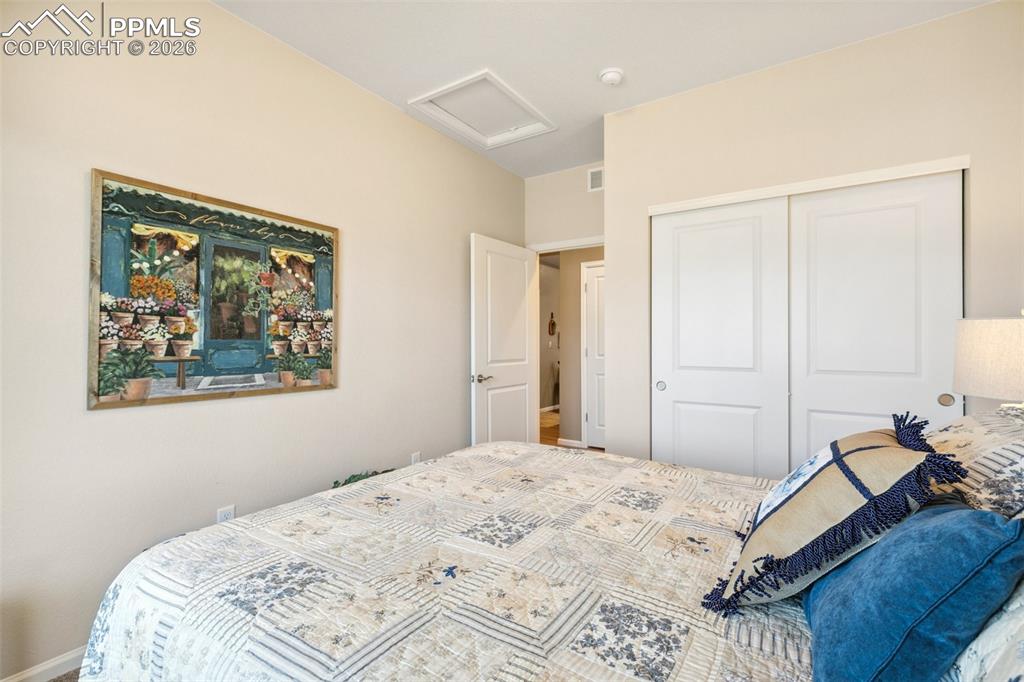 Image 20 of 24: Bedroom