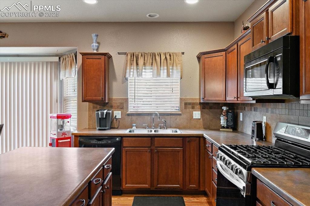 Image 13 of 36: Kitchen