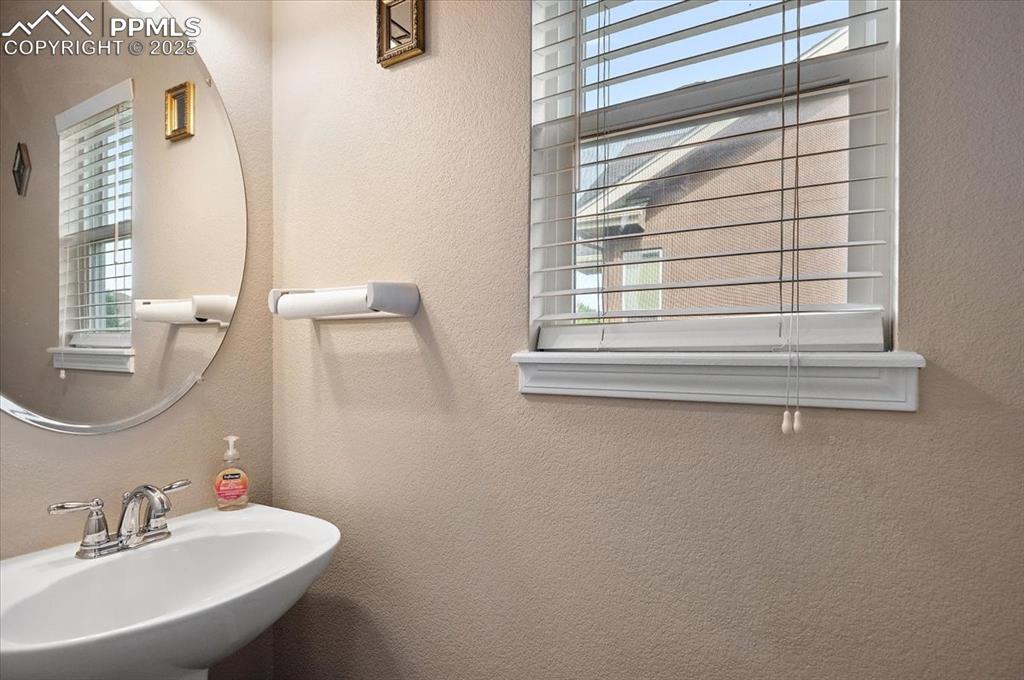 Image 15 of 36: Bathroom