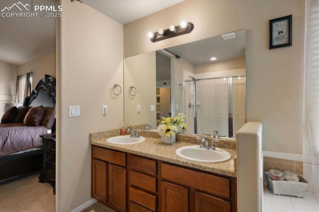 Image 25 of 36: Bathroom