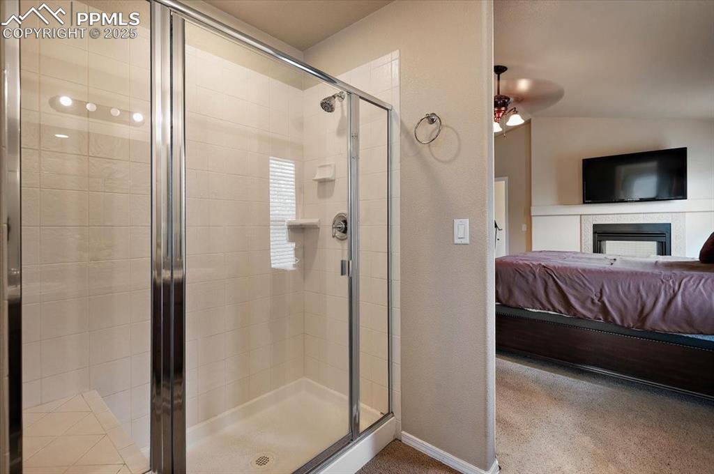 Image 26 of 36: Bathroom