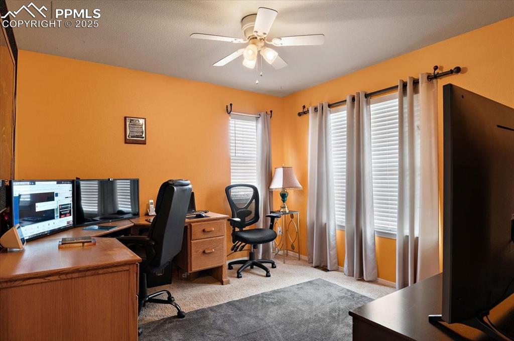 Image 29 of 36: Office