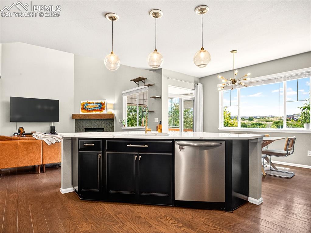 Image 15 of 40: Kitchen