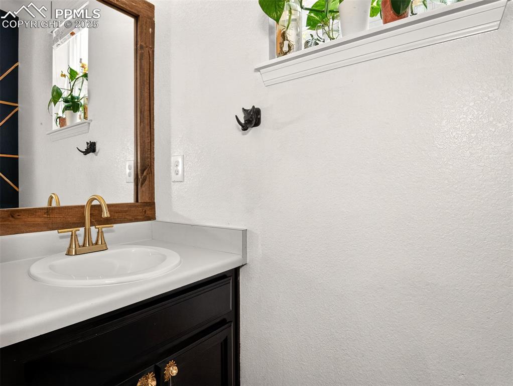 Image 19 of 40: Bathroom