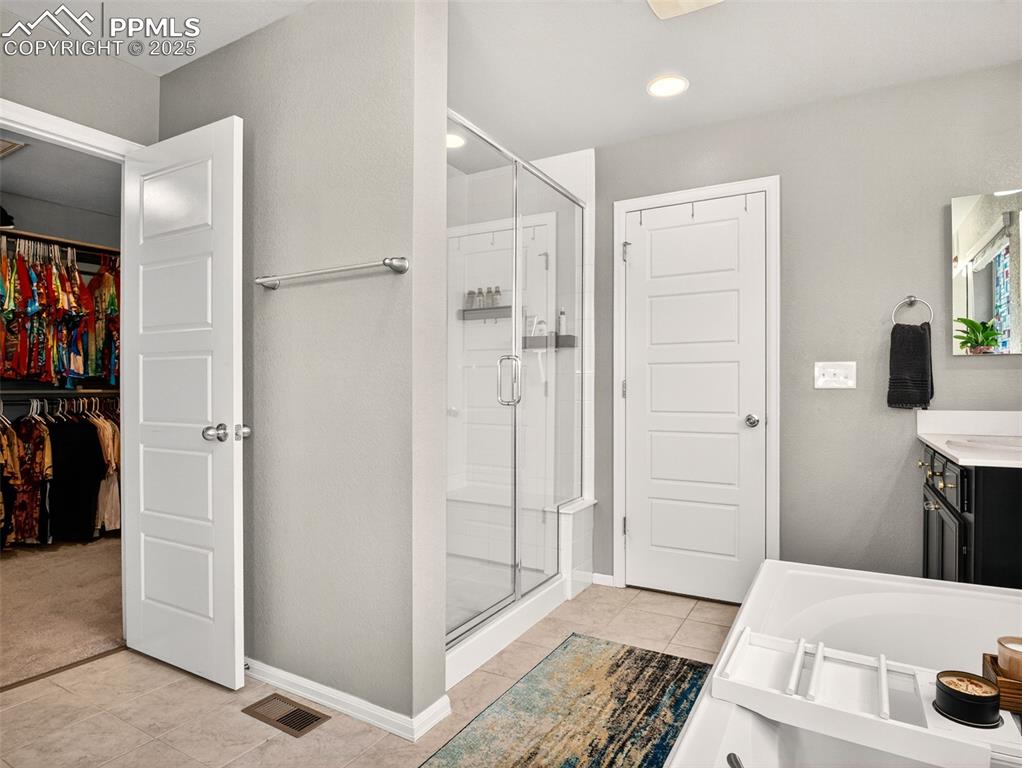 Image 23 of 40: Bathroom