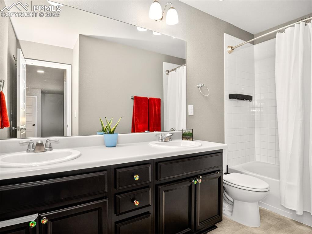 Image 24 of 40: Bathroom