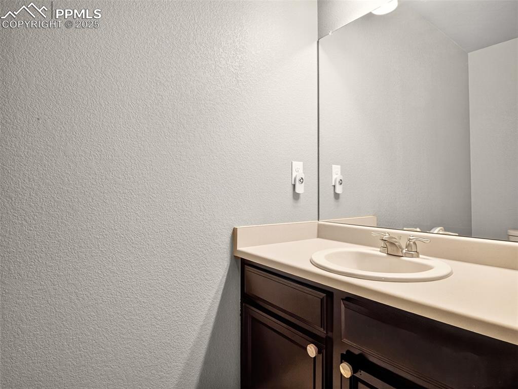 Image 33 of 40: Bathroom