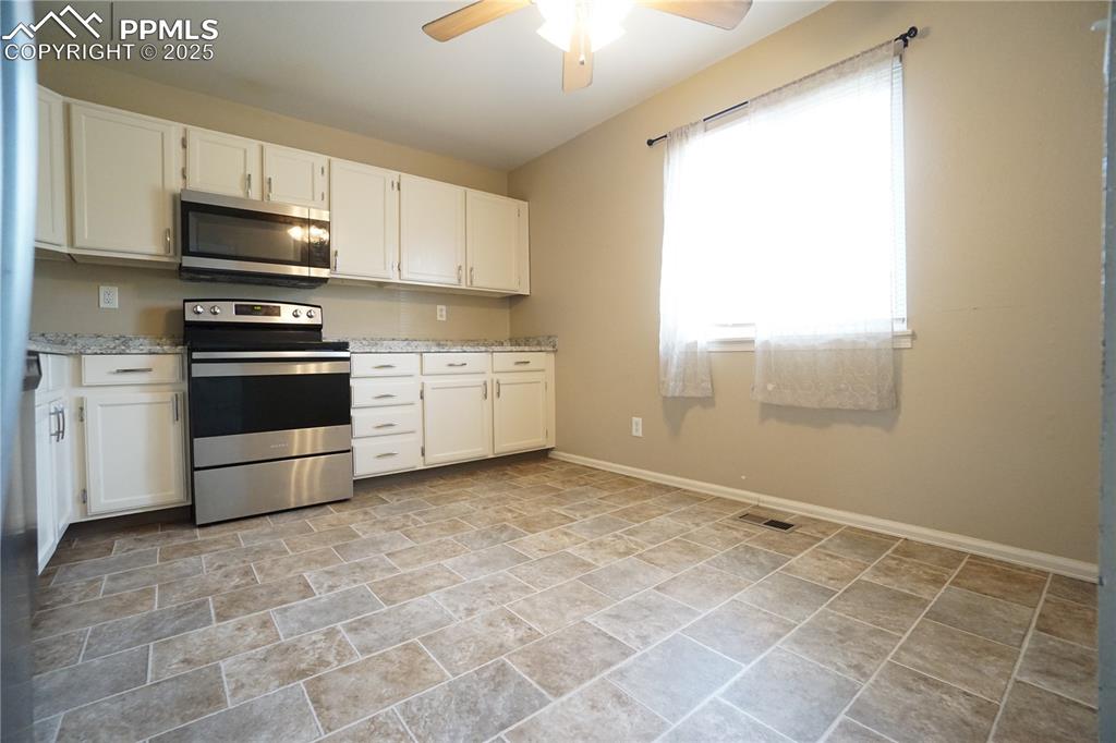 Image 10 of 22: Kitchen