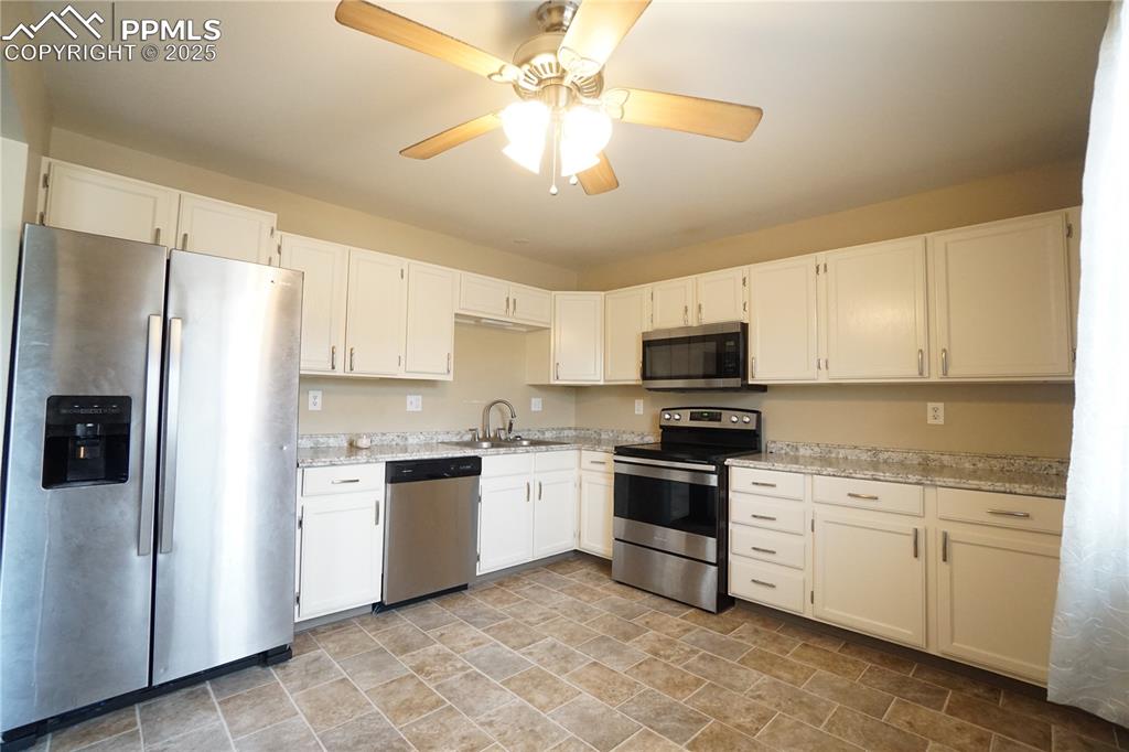 Image 11 of 22: Kitchen