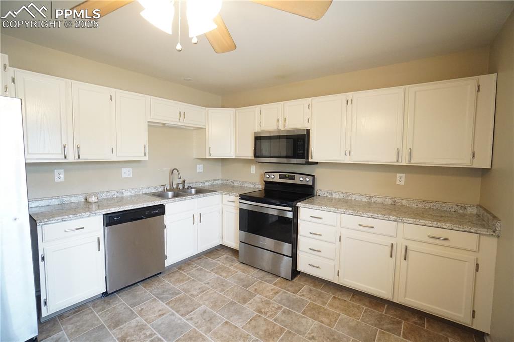 Image 12 of 22: Kitchen