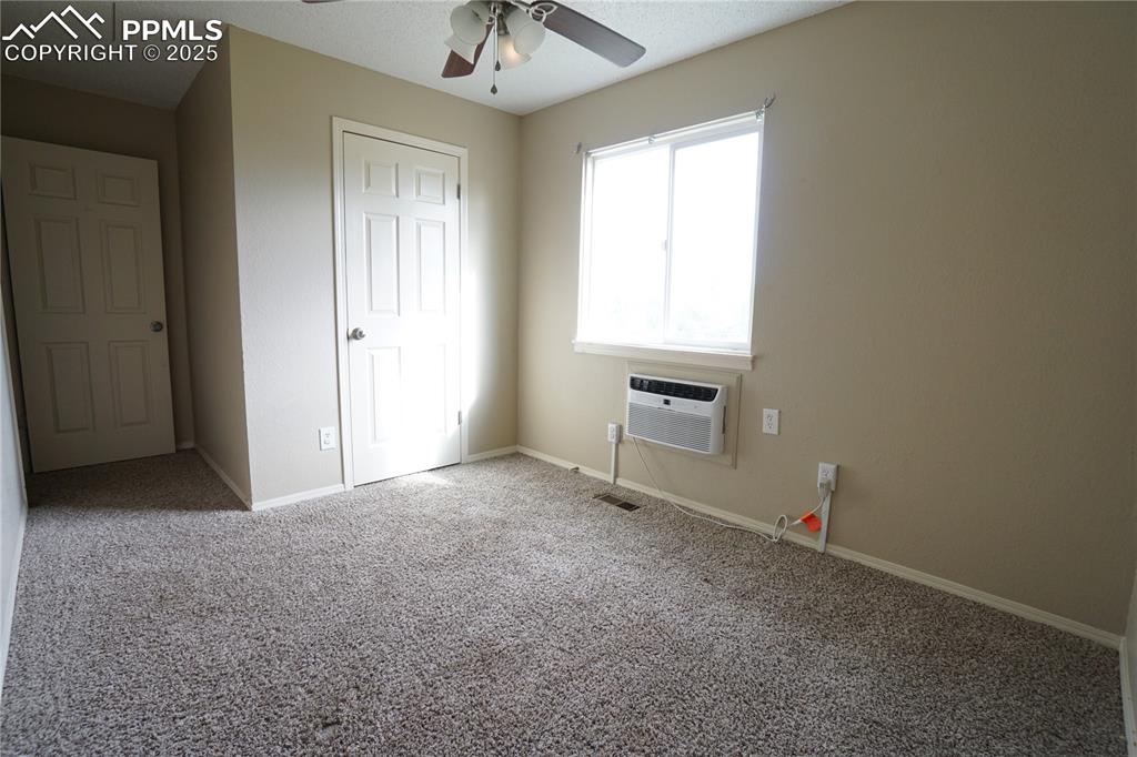 Image 18 of 22: Bedroom