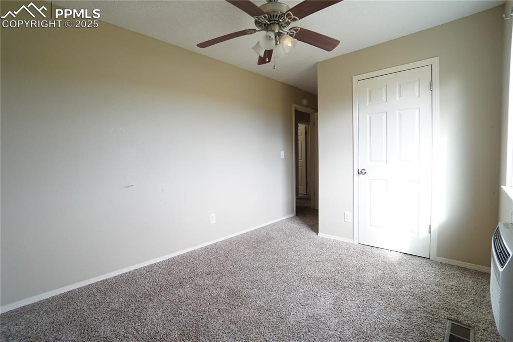 Image 19 of 22: Bedroom