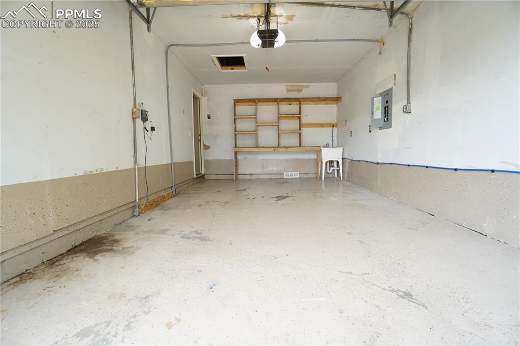 Image 20 of 22: Garage