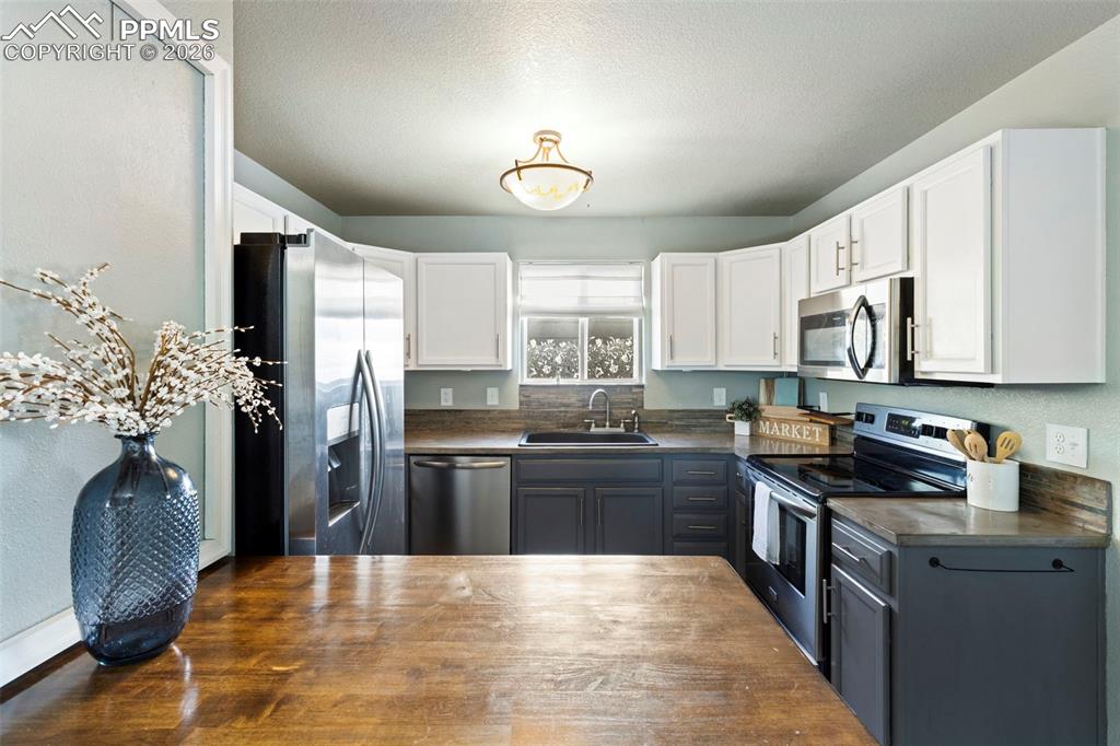 Image 10 of 27: Kitchen