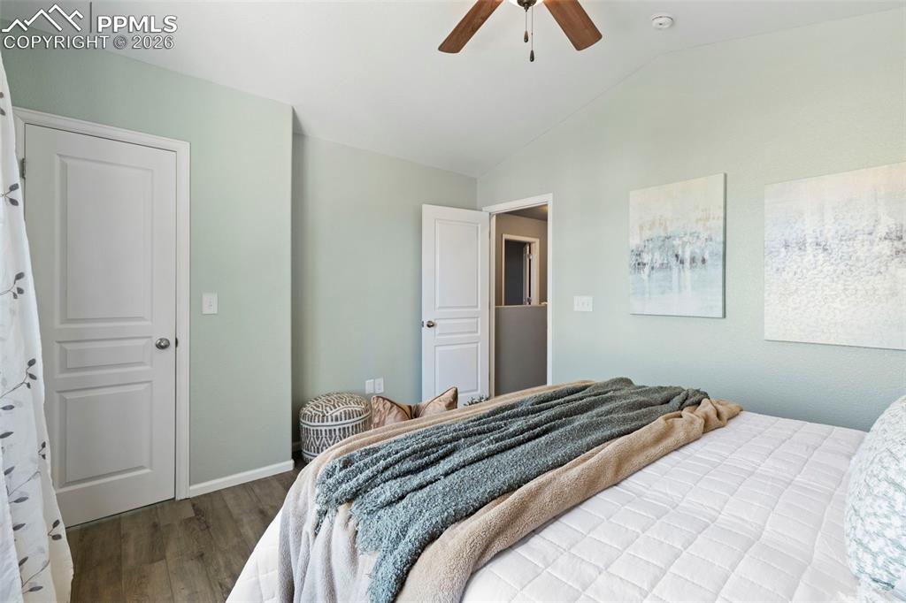 Image 15 of 27: Bedroom