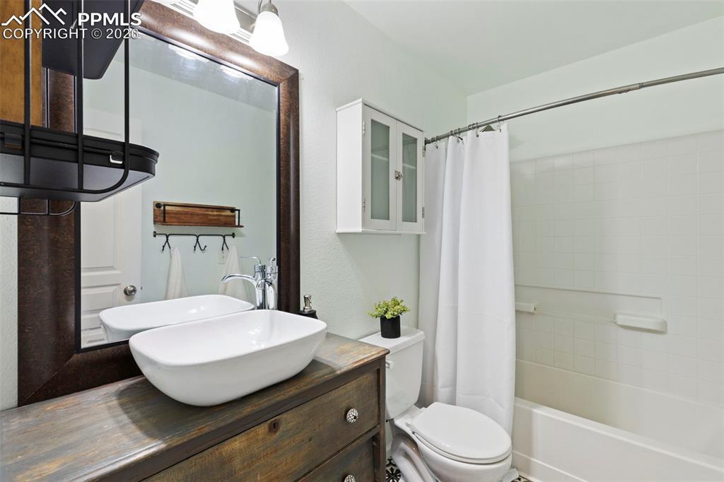 Image 16 of 27: Bathroom