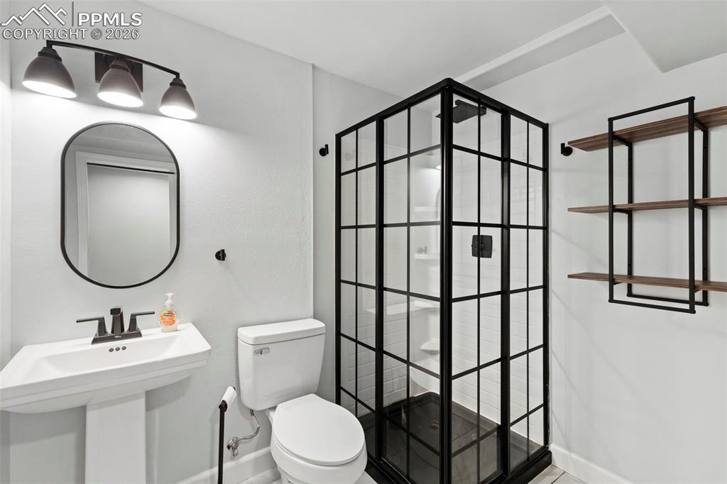 Image 20 of 27: Bathroom