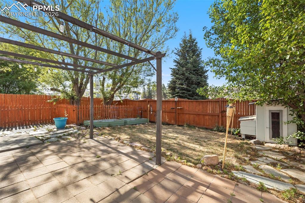 Image 24 of 27: Deck