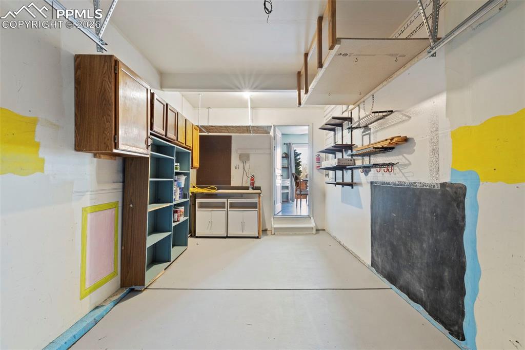 Image 25 of 27: Kitchen