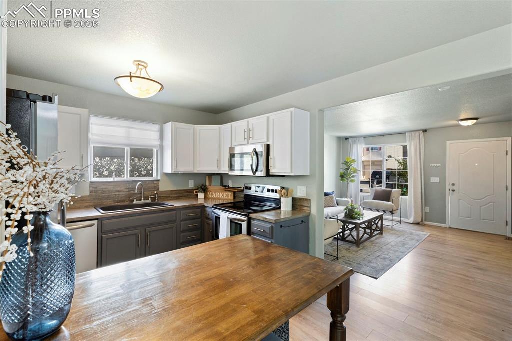 Image 9 of 27: Kitchen