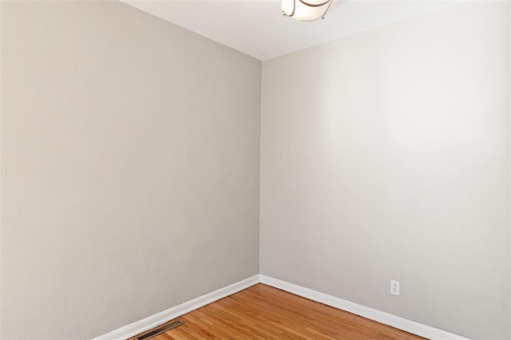 Image 17 of 30: Dining Area