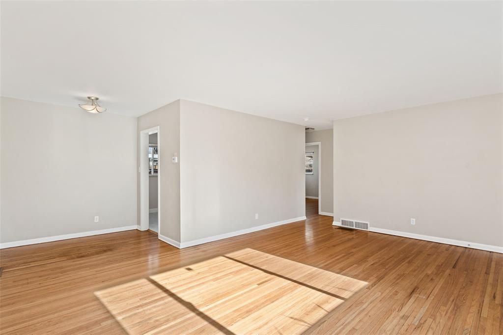 Image 18 of 30: Living Room