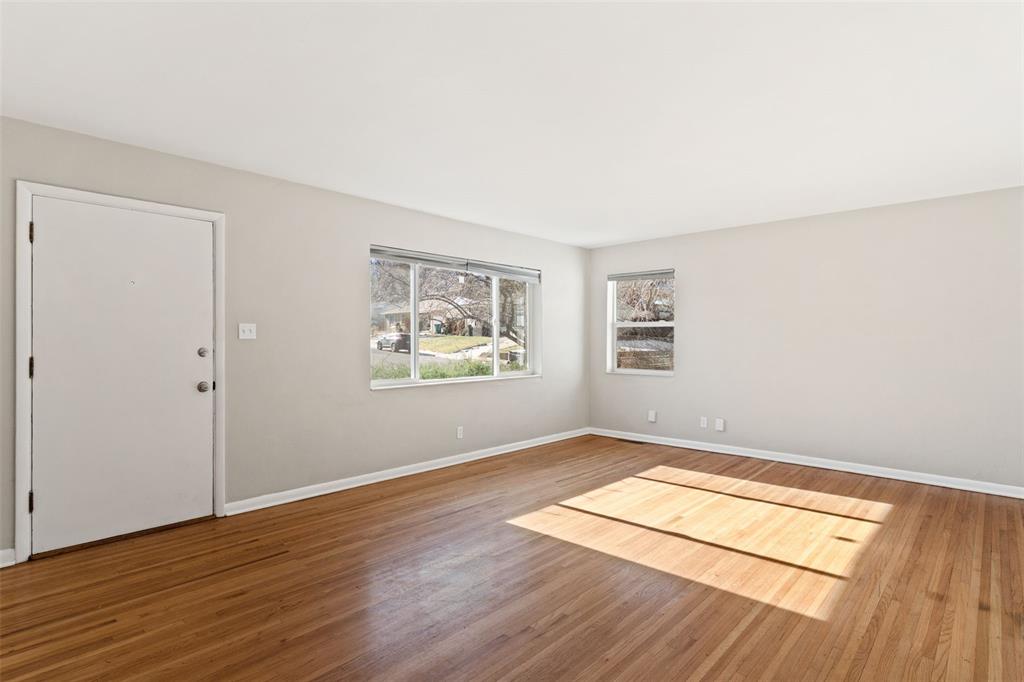 Image 19 of 30: Living Room