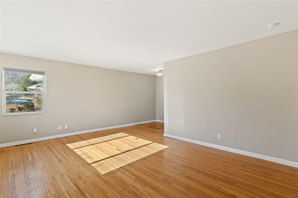 Image 20 of 30: Living Room