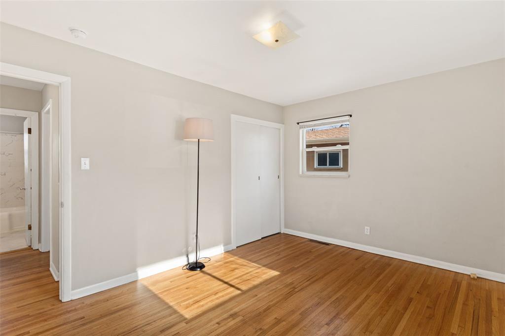 Image 22 of 30: Bedroom