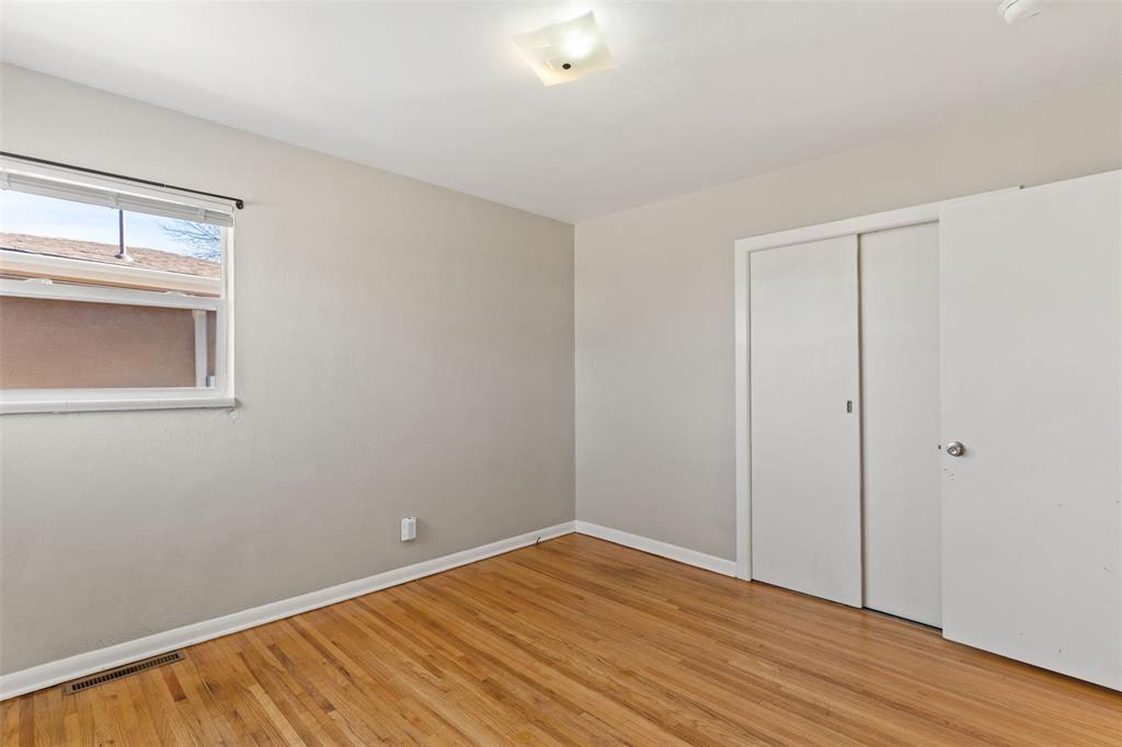 Image 23 of 30: Bedroom