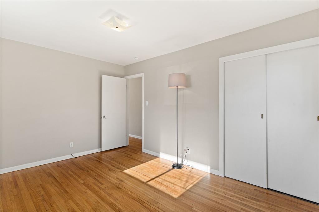 Image 24 of 30: Bedroom