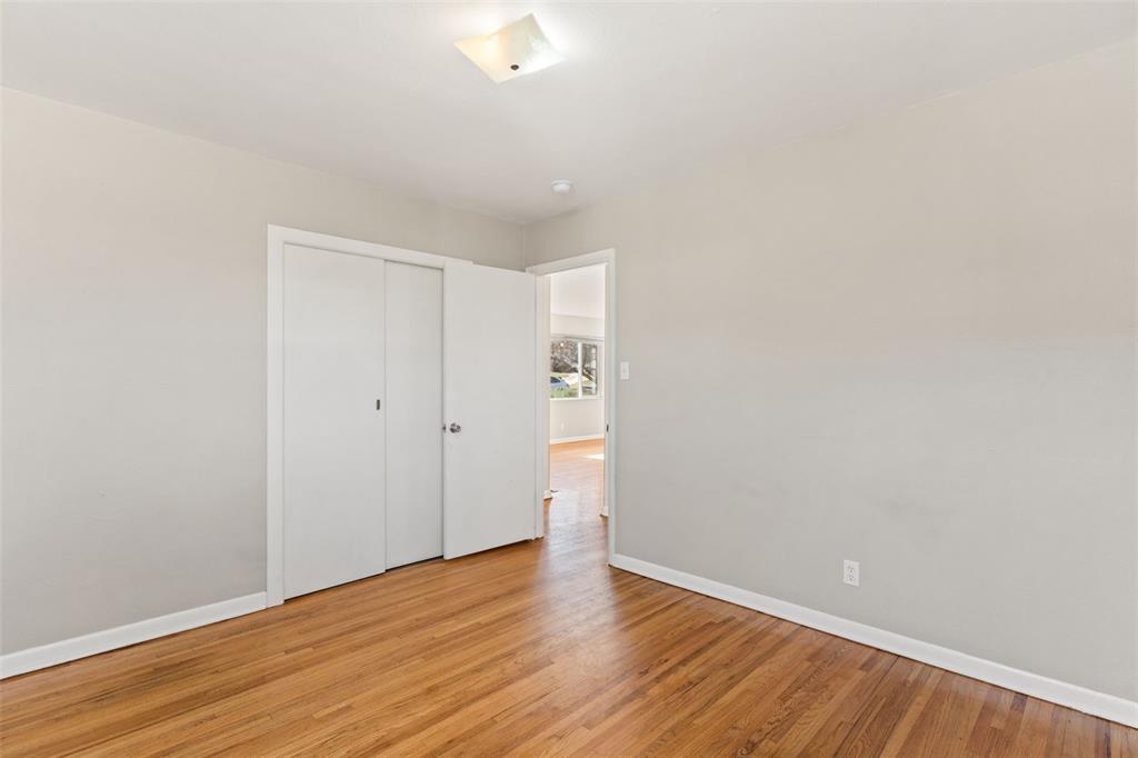 Image 25 of 30: Bedroom