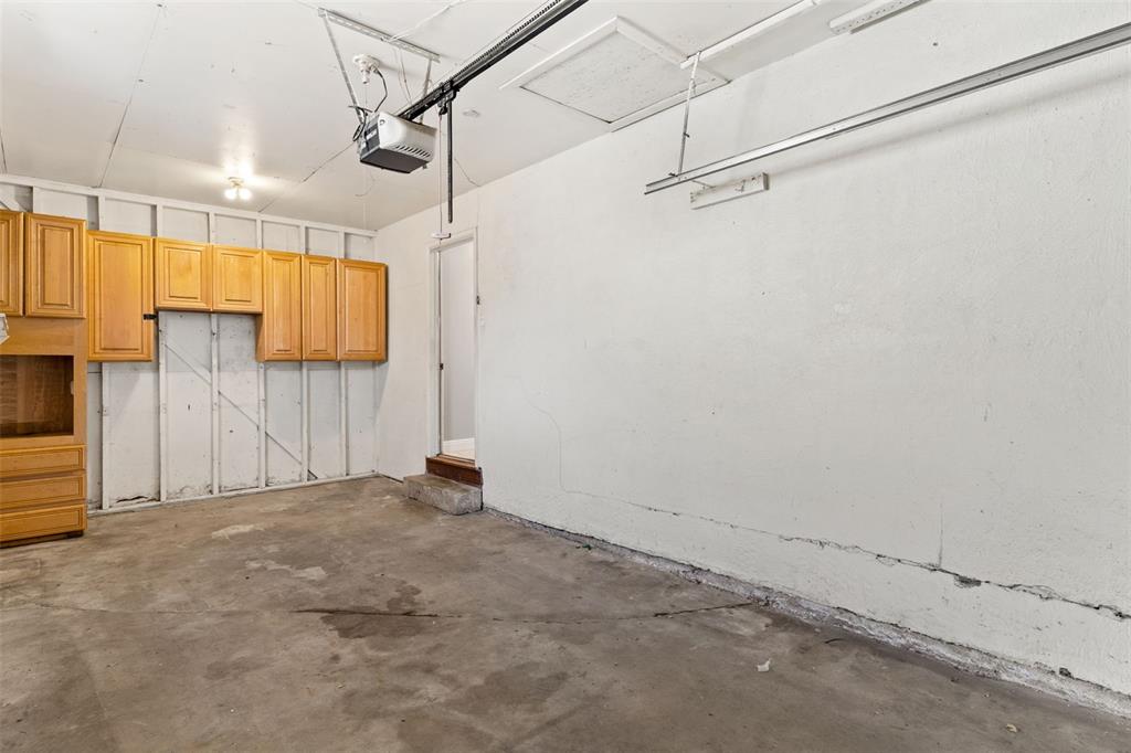 Image 27 of 30: Garage